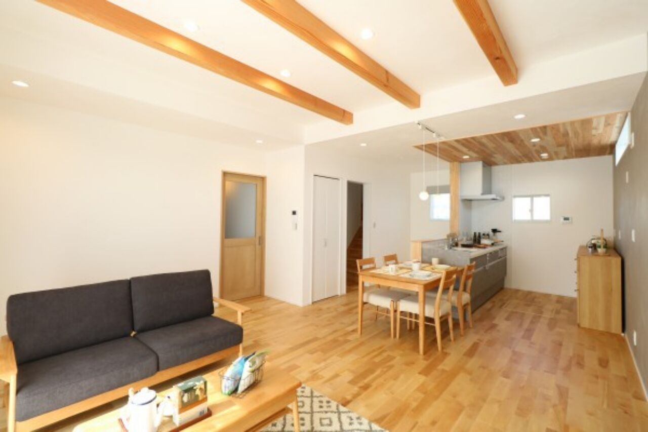 【2000~2499万円/32坪/間取り図有】板張りのキッチン天井がぬくもりを演出。自然素材をふんだんに使った家