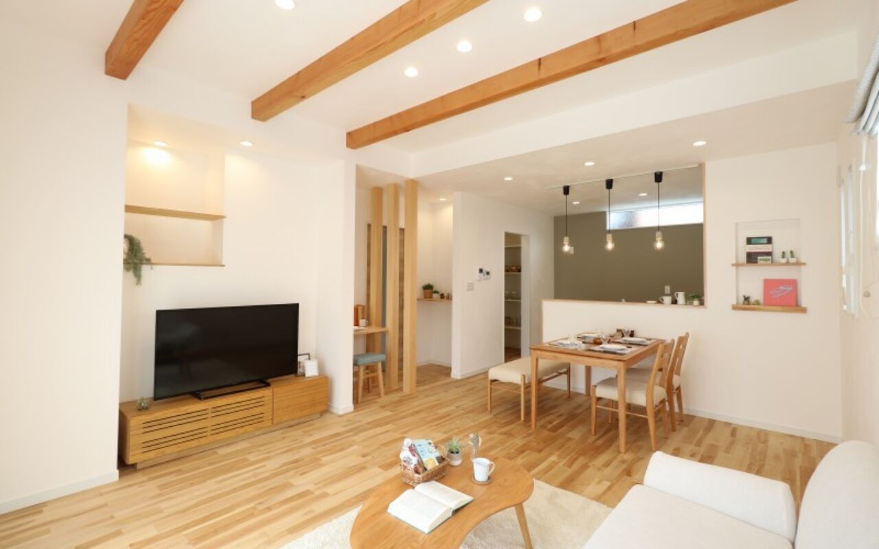【2000~2499万円/30.6坪/間取り図有】造作家具でコーディネートした、家事ラク&体に優しい自然素材の家