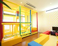 ワクワク楽しいキッズスペース。土日は託児スタッフが対応します