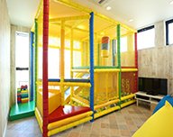 ワクワク楽しいキッズスペース。土日は託児スタッフが対応します