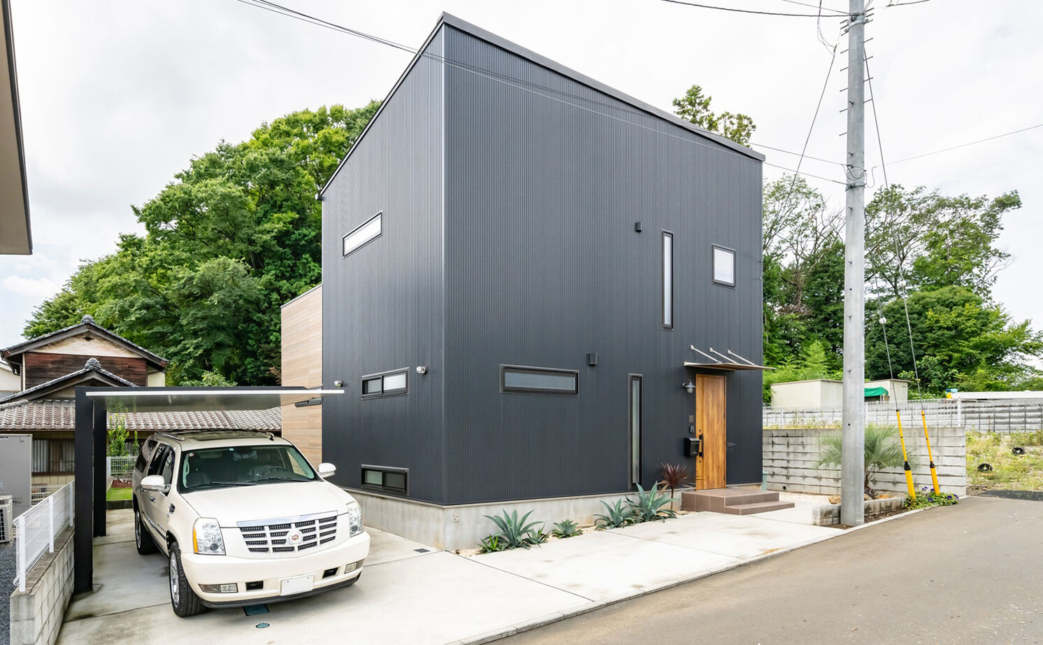 【2000万円台/31.5坪】外観にも室内にも二面性を持たせた、プライベートな庭のある家