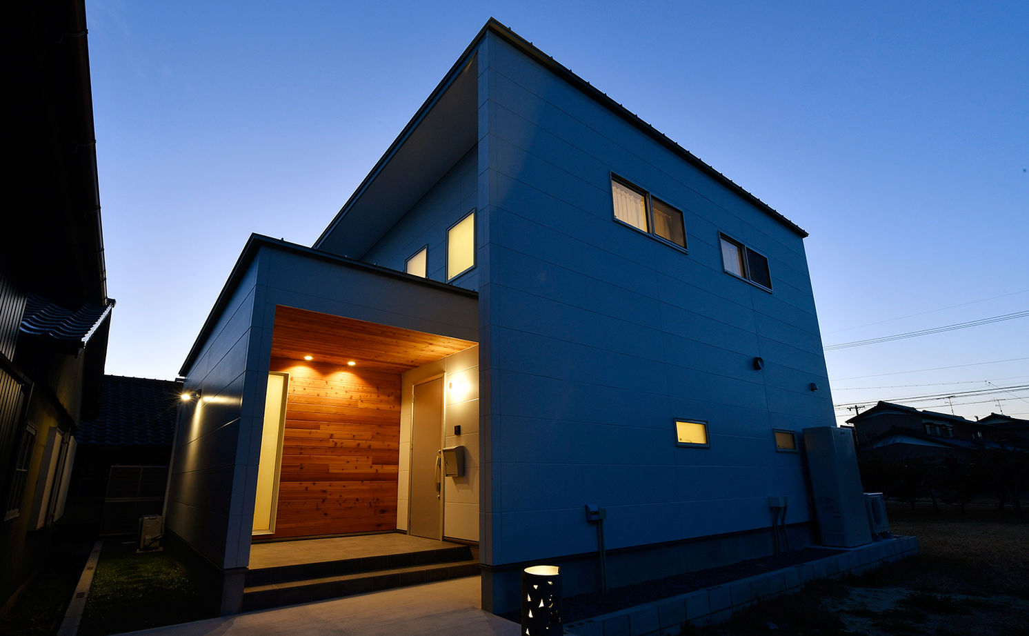 【建築家デザイン×気密断熱|間取図有】開放的な吹抜け、なのに家じゅう暖かい。木目とアイアンの美しい家