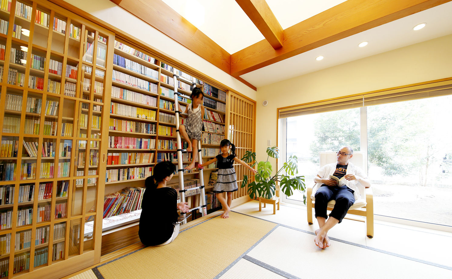 【埼玉/2000万円台/30坪台/間取り図/ウッドデッキ】吹抜けの和室と2階まで届く造作本棚のある自慢のわが家