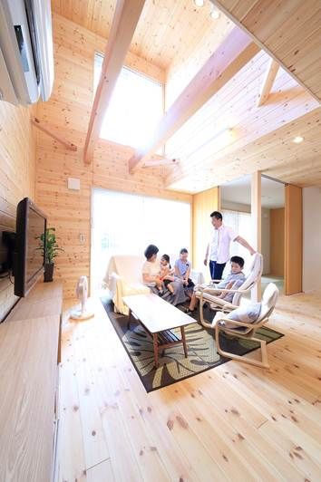 無垢材の温もりに包まれた光と風が通る心地よい、家中温度差の少ない高性能住宅【吹抜け/30坪台】