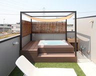 家にいながらリゾート気分が味わえる!夏はプールがわり、冬は露天風呂気分でアウトドアライフを楽しもう