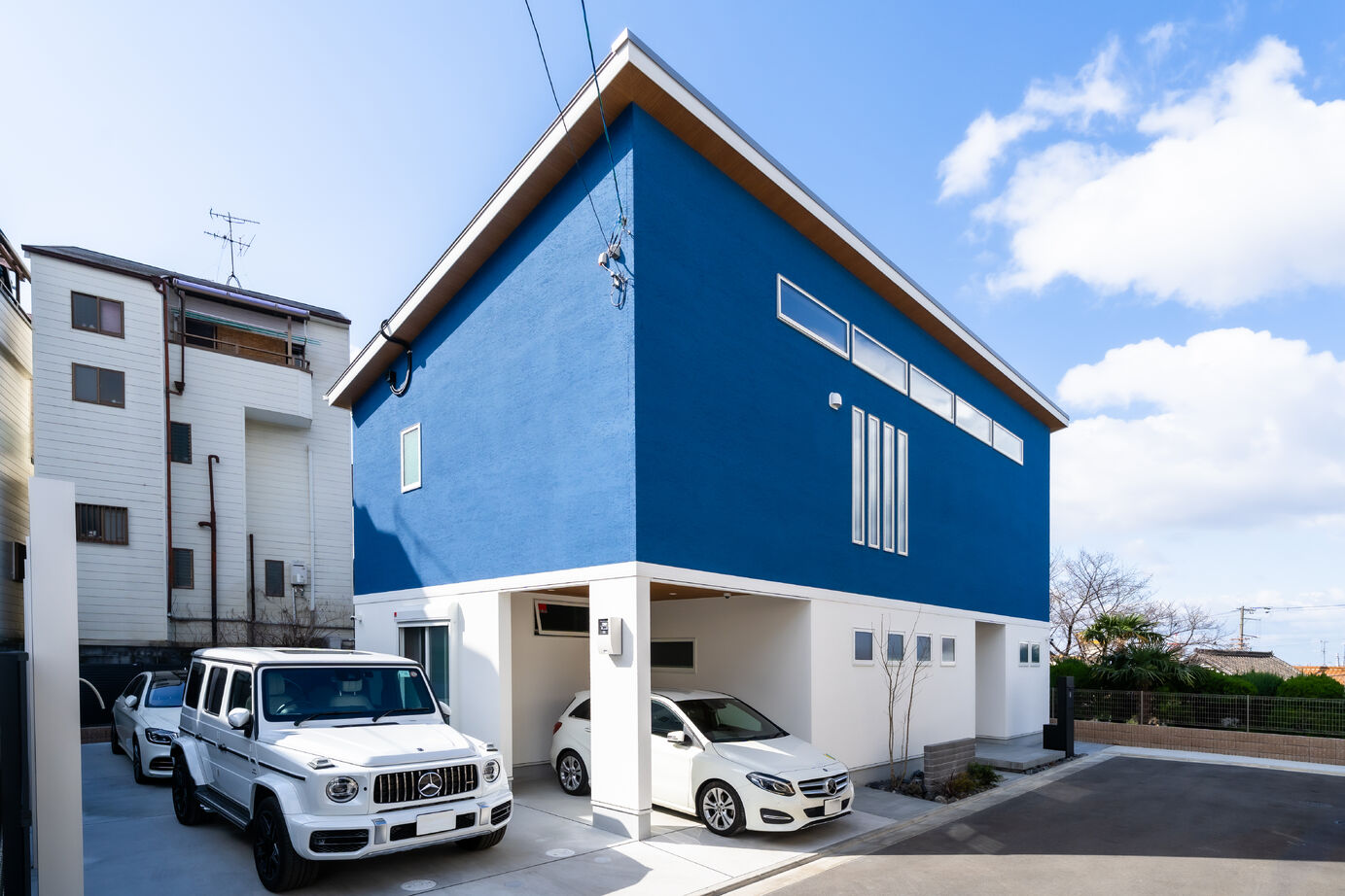 ビルトインガレージ,屋根,白,青,モダン
