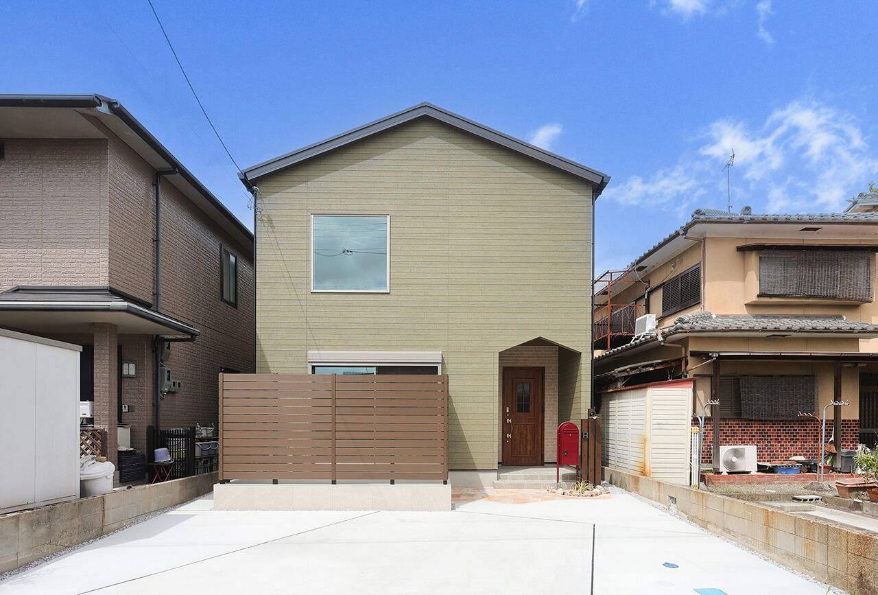 リビング,玄関,壁,窓,屋根,吹抜け,赤,緑,切妻屋根
