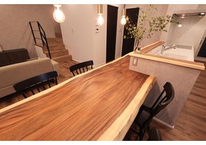 住まいの「格」を上げる天然木を、お好みに合わせて提案します