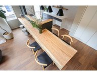 たっぷり使った天然木の力強い木目や、手触りの心地よさ