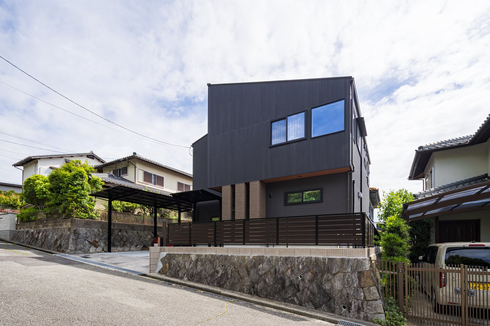 【宝塚市/アイランドキッチン/室内ゴルフ練習場】趣味を愉しむ、シックで落ち着きのある住まい