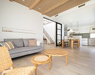 天井の高さを上げることで光と風を感じられるリビング