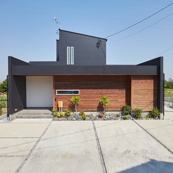 【2000万円台/自然素材/ナチュラルモダン】かっこいい外観、開放感いっぱいの吹き抜けリビングが気持ちいい