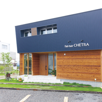 【2000万円台/インナーガレージ/間取り図有】住まいは西海岸風。「ヘアサロンはカフェみたいと言われます」